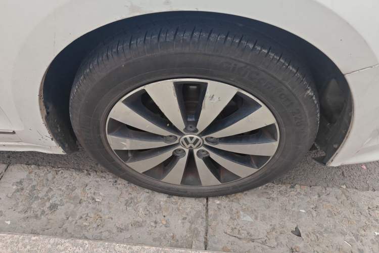 Used Volkswagen Sagitar 2017 1.6L Automatic Comfort Model Right Front Wheel Hub