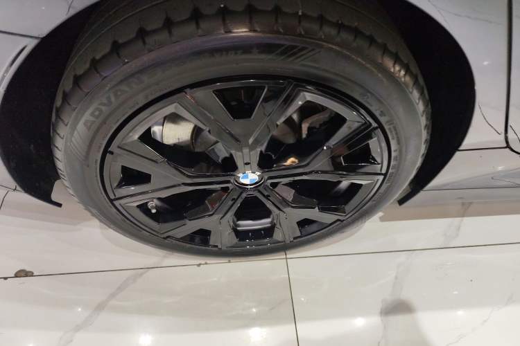 Used BMW i3 2025 eDrive 35 L Right Rear Wheel Hub