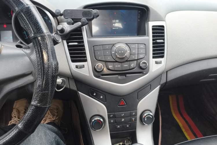 Used Chevrolet Cruze 2013 1.6L SL Sunroof Edition MT Audio And AC Panel