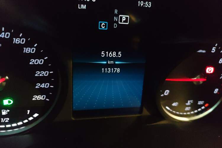 Used Mercedes-Benz C-Class 2019 C 180 L Fashion Edition Sport Version Odometer Close Up