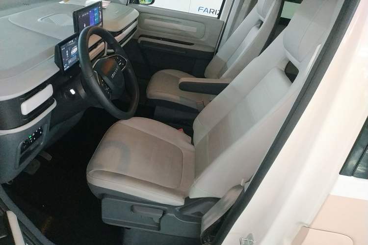 Used SAIC MAXUS Dana V1 2024 M1 Long-Wheelbase Low-Roof Passenger Version (64 kWh)
