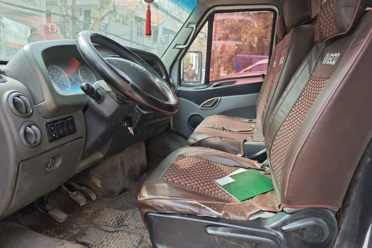 Used Iveco Daily 2017 2.5T A35 Low-Roof 5-7 Seater Passenger Van 47Z5 Driver Seat