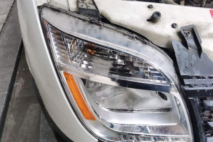 Used SAIC MAXUS Xintu V80 2020 2.5T Manual Classic City Delivery King Short Wheelbase Mid-Roof Design 2/3 Seats