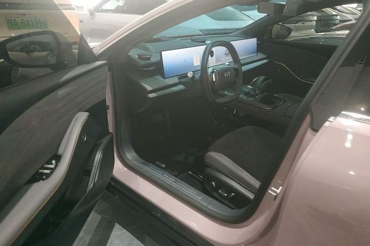 Used Geely Galaxy E8 2024 665 km Range Rear-Drive Starship Long-Range Version