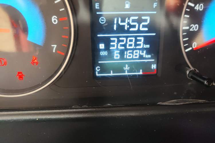 Used Dongfeng Fengon 360 2015 1.5L Manual Comfort II 7-Seater Odometer Close Up