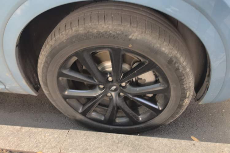 Used Li Auto ONE 2021 Extended-Range 6-Seater Version Right Front Wheel Hub