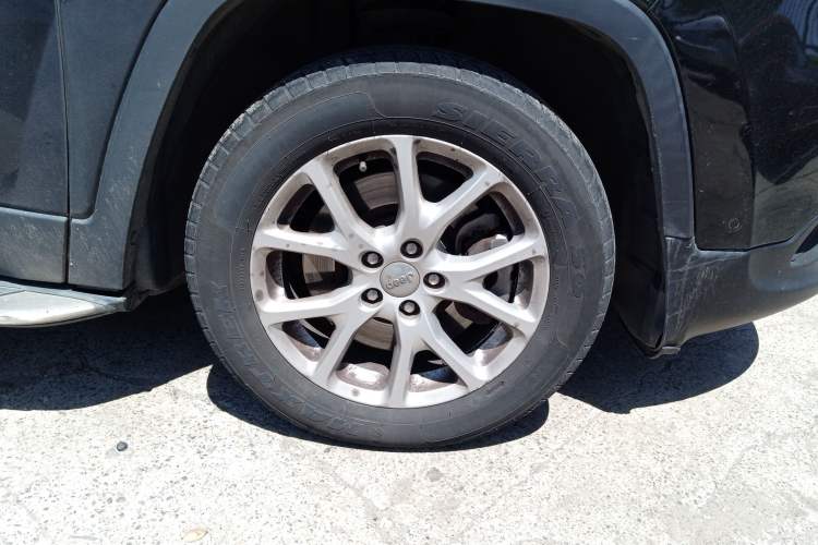 Used Jeep Cherokee 2016 2.4L Leading Smart Version Exterior 4