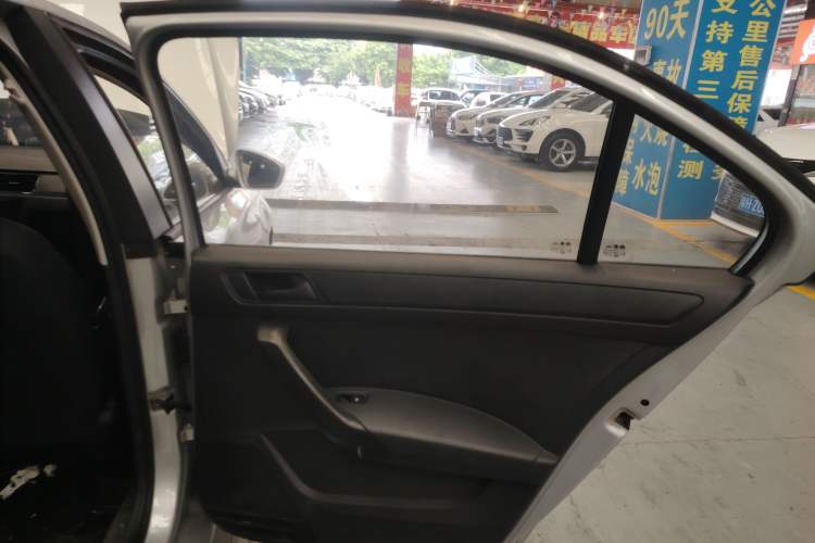 Used Volkswagen Santana 2015 1.6L Manual Fashion Edition Interior 6