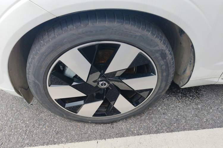 Used Volvo XC60 New Energy 2025 Plug-in Hybrid Long-Range All-Wheel Drive Smart Luxury Edition Left Front Wheel Hub