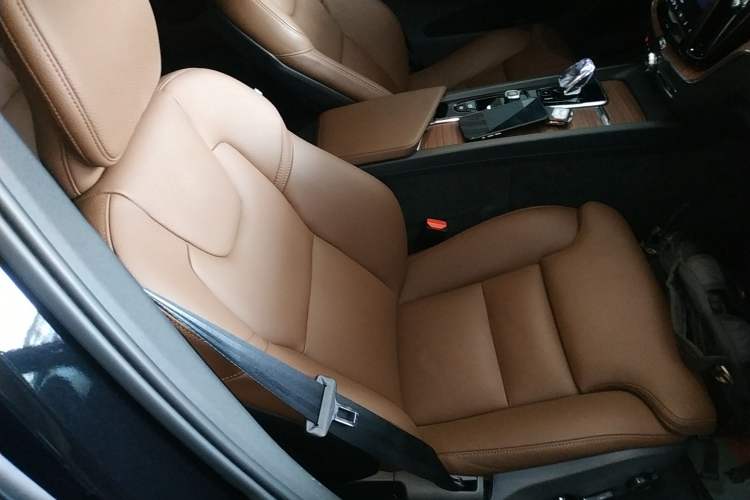 Used Volvo XC60 New Energy 2024 T8 Plug-in Hybrid Long-Range All-Wheel Drive Smart Luxury Edition Right Front Seat