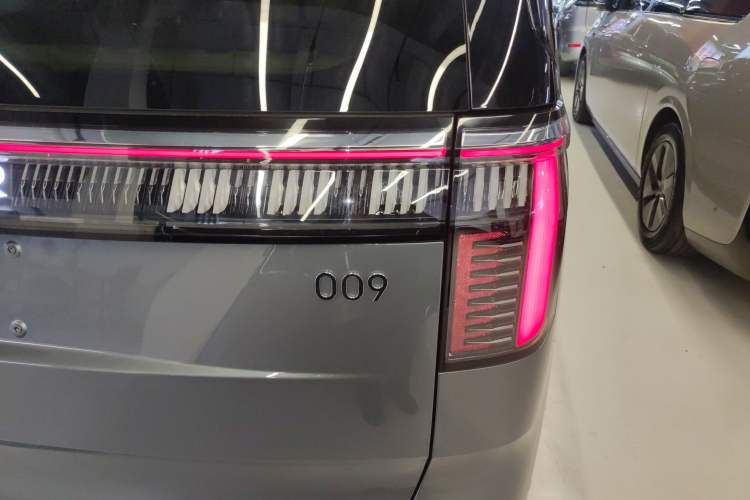 Used Zeekr 009 2024 7-Seater Walk-Through Version Four-Wheel Drive 108 kWh Exterior 3