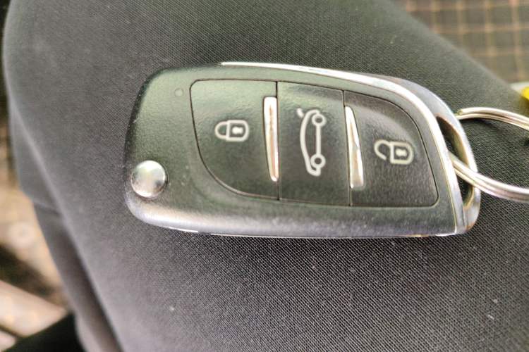 Used JMC Fushun 2022 2.0T Manual Multi-Function Passenger Vehicle Mid-Range High Roof 6-7 Seats Vehicle Key