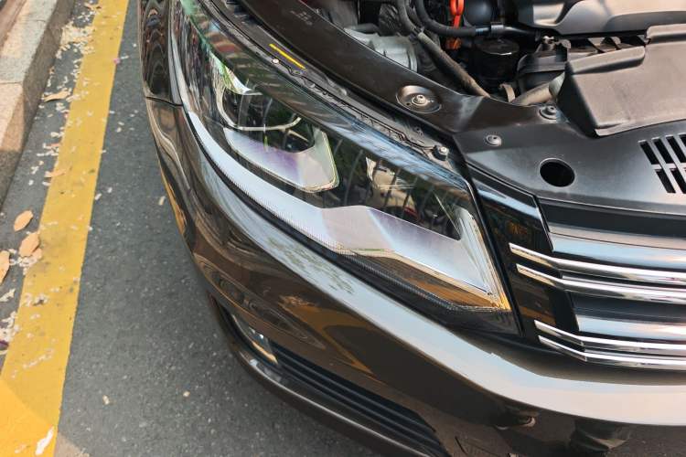 Used Volkswagen Tiguan 2013 1.8 TSI Automatic All-Wheel Drive Luxury Model Right Front Headlight