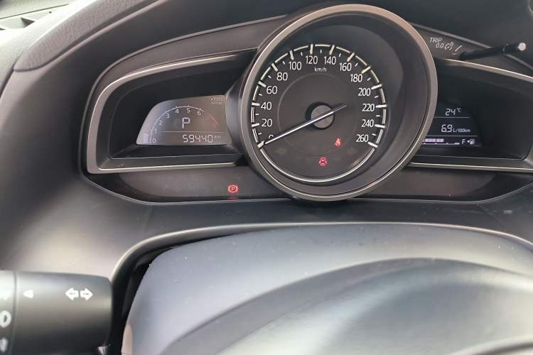 Used Mazda 3 Axela 2017 Sedan 1.5L Automatic Luxury Model Emission Standard China V Odometer Close Up