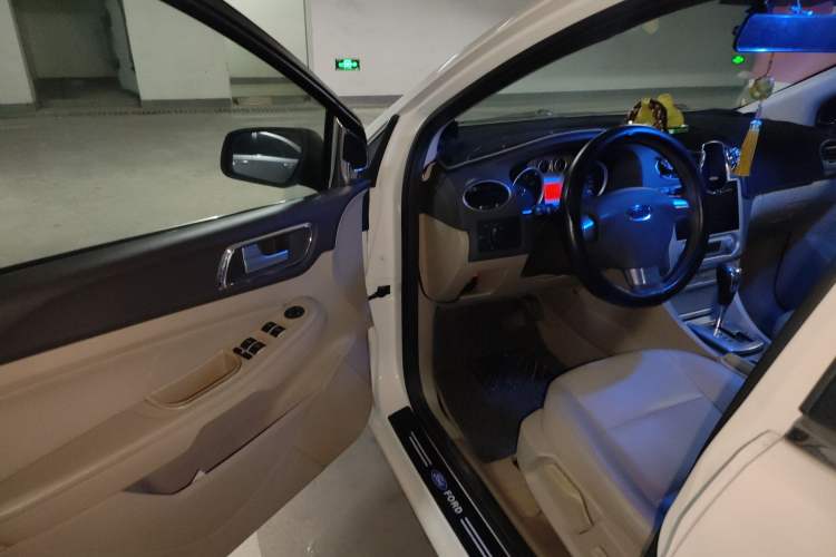 Used Ford Focus 2013 Sedan Classic 1.8L Automatic Fashion Edition
