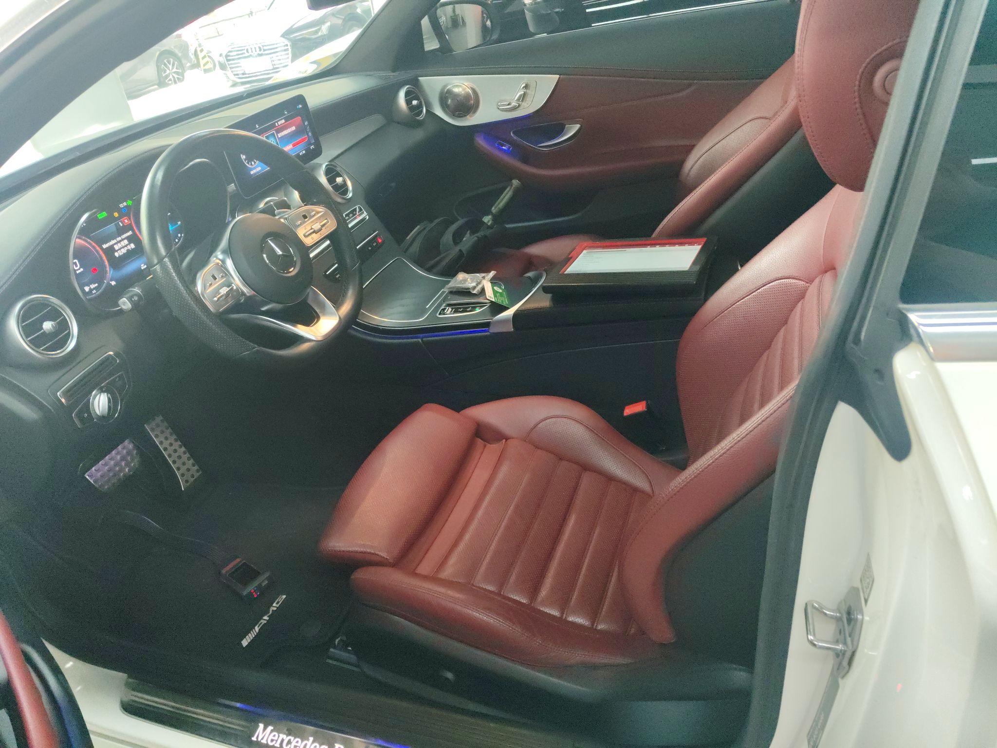 Переднее сиденье в автомобиле