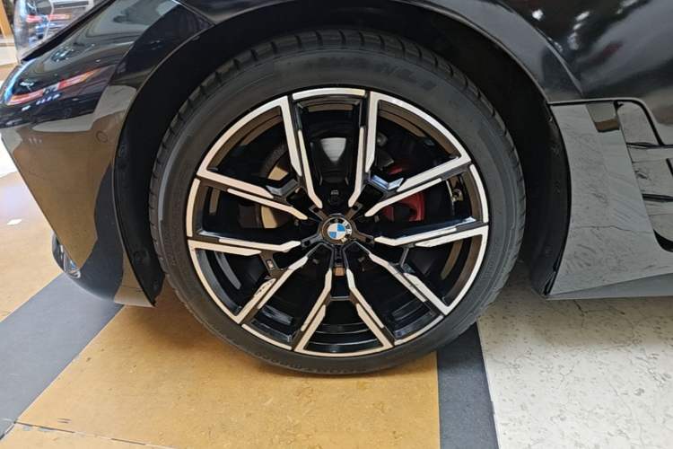 Used BMW 4 Series 2022 425i Gran Coupe M Sport Night Edition Left Front Wheel Hub