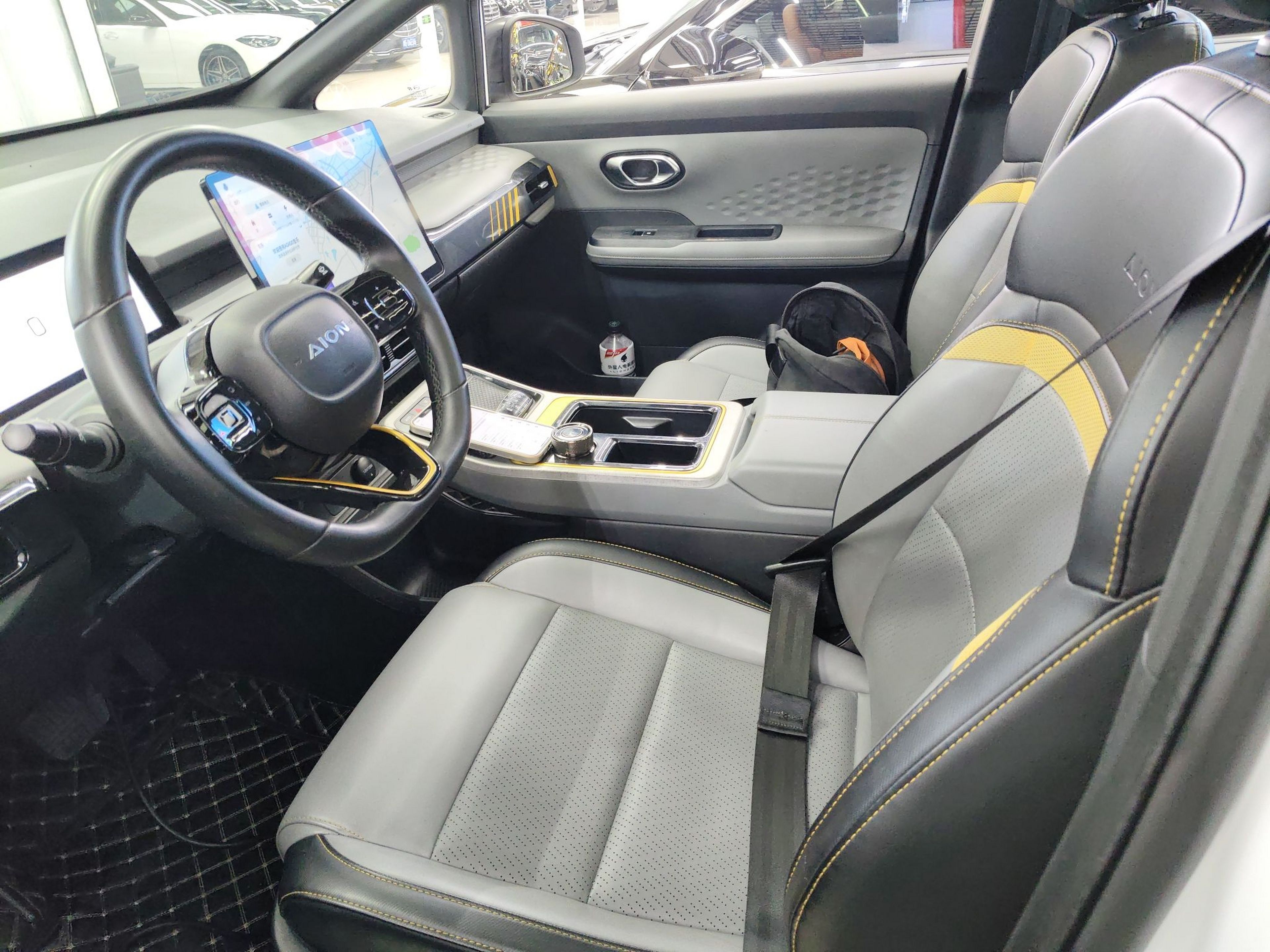 Переднее сиденье в автомобиле