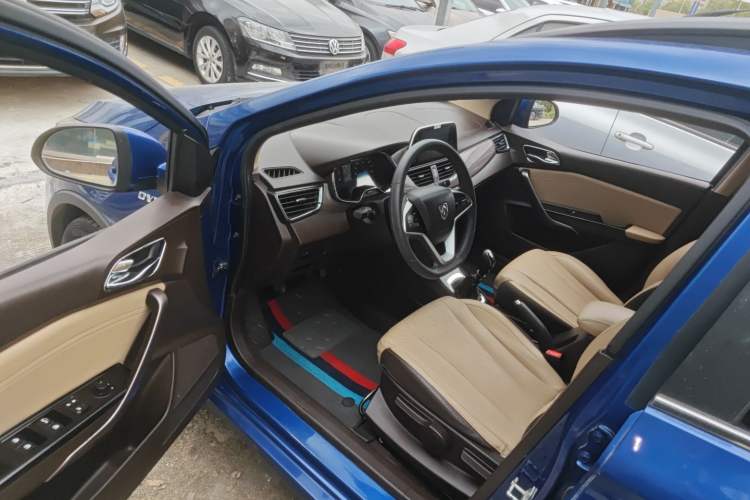 Used Baojun 310W 2017 1.5L Manual Fashion Model China V Driver Seat