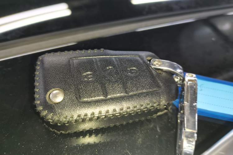 Used Volkswagen Tiguan L 2025 Model, Outstanding Version, 300TSI Automatic Two-Wheel Drive Longteng Edition Vehicle Key