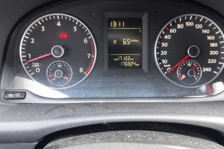 Used Volkswagen Touran 2015 1.4T Manual Fashion Edition 5-Seater Odometer Close Up