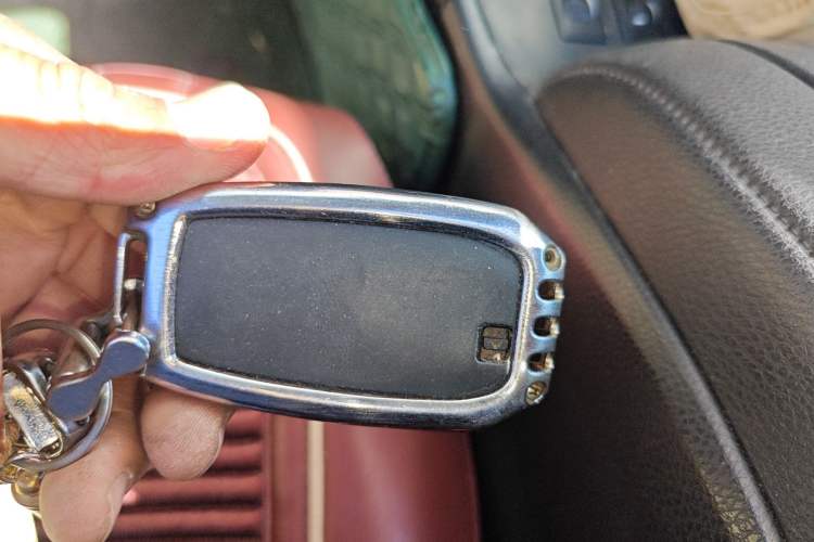 Used Toyota Highlander 2018 2.0T Four-Wheel Drive Luxury Version 7 Seats China VI Standard Vehicle Key