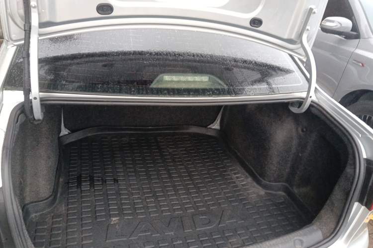 Used Volkswagen Lavida 2013 Revised Classic 1.6L Manual Fashion Edition Trunk