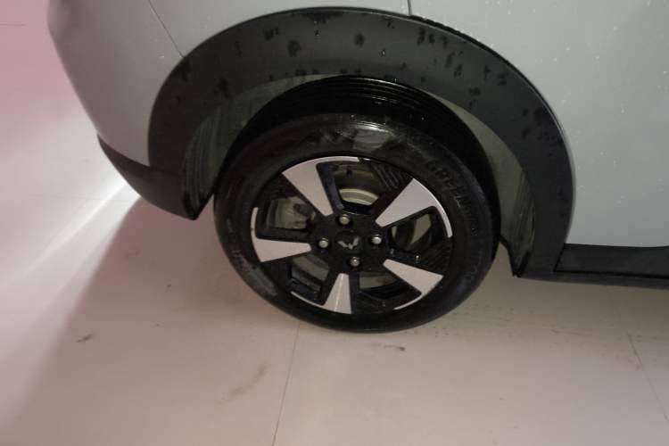 Used Wuling Bingo PLUS 2024 510 km Flagship Edition Four-Seater Version Right Rear Wheel Hub