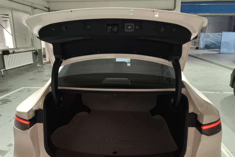 Used Nissan N7 2025 625 Max Trunk