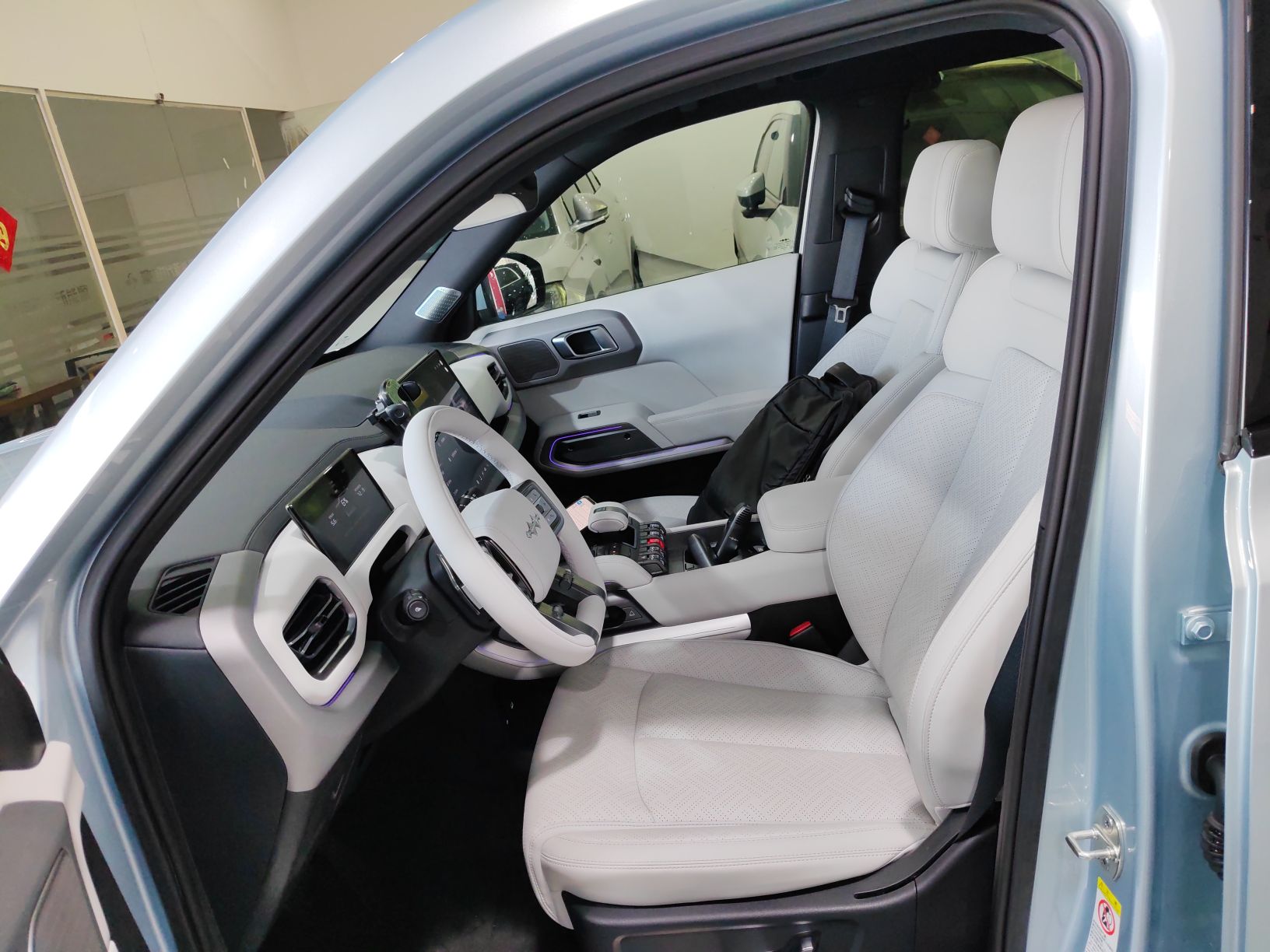 Переднее сиденье в автомобиле