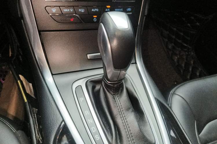 Used Ford Edge 2016 EcoBoost 245 Two-Wheel-Drive Titanium 7-Seater Gear Lever