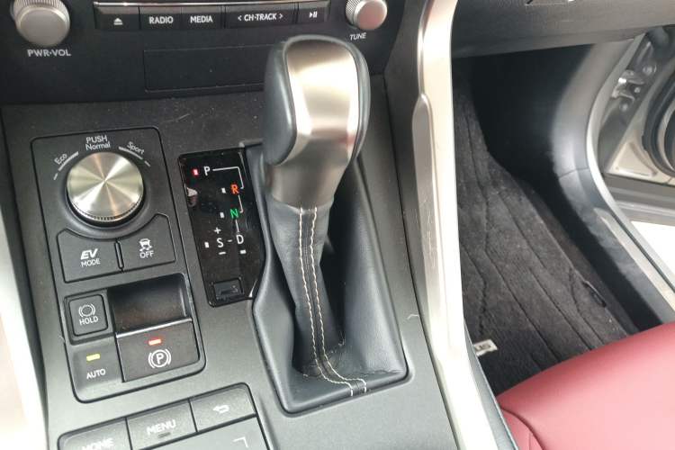 Used Lexus NX 2020 300h Front-Drive FENGSHANG Version China VI Standard Gear Lever