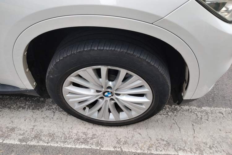 Used BMW X5 2017 xDrive28i Right Front Wheel Hub