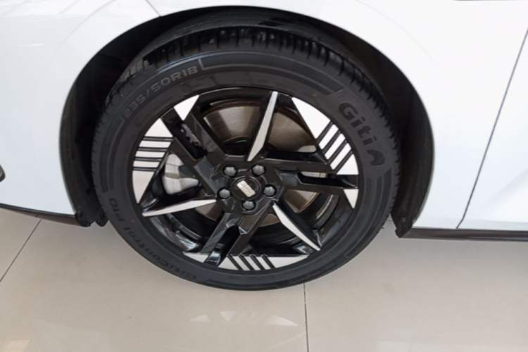 Used Geely Galaxy E8 2024 550 km Range Rear-Wheel-Drive PRO
