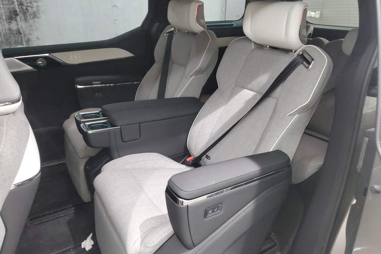 Used Volvo EM90 2025 Ultra Six-Seater