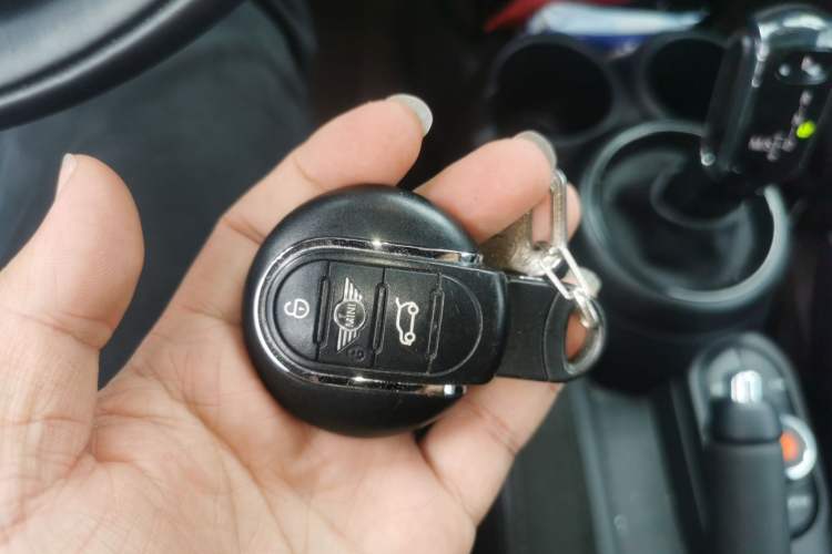 Used MINI MINI 2020 1.5T COOPER Classic Edition Three-Door Exclusive Color Version
