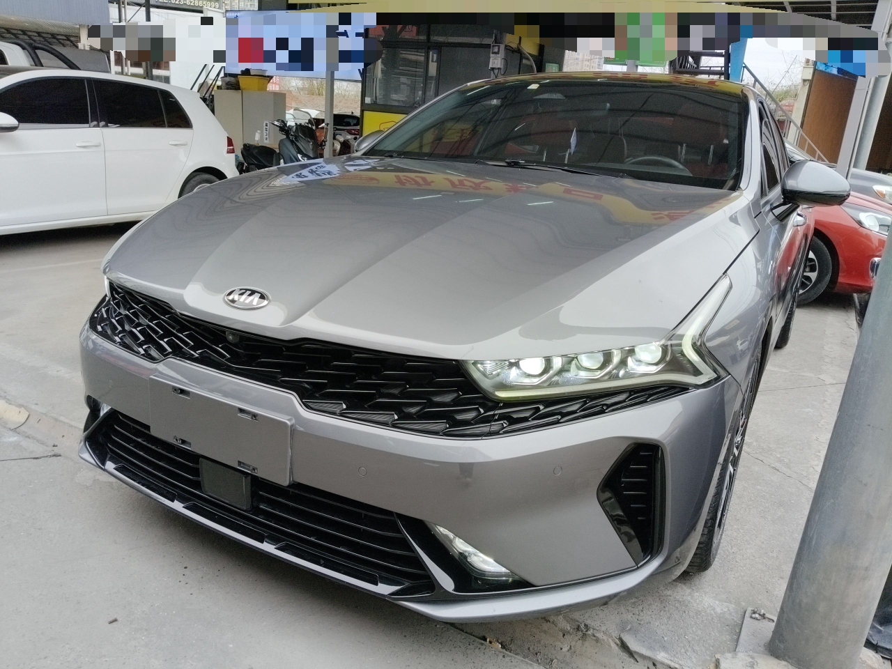 تحت مقدمة السيارة