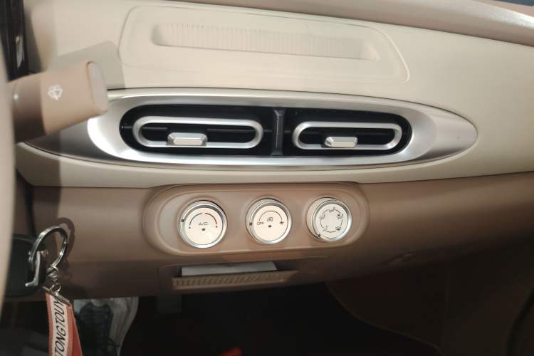 Used Wuling Hongguang MINIEV 2025 Four-Door Version Advanced Edition Audio And AC Panel