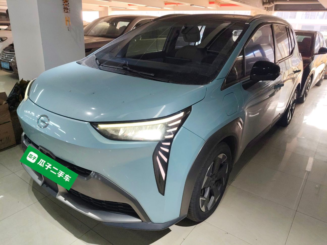 تحت مقدمة السيارة