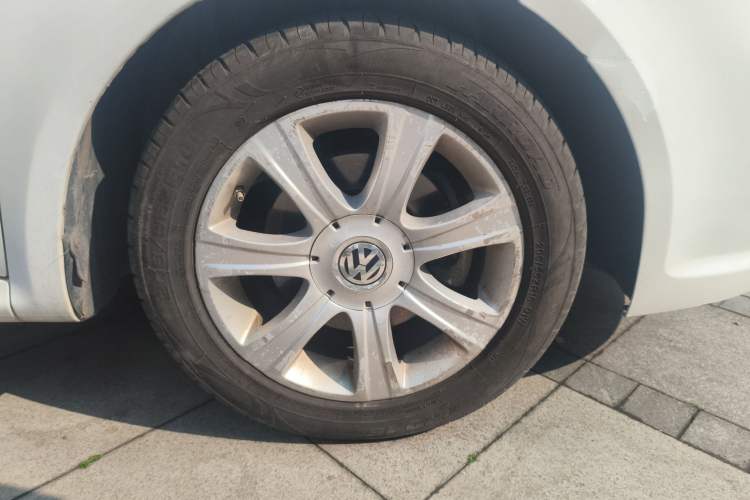 Used Volkswagen Lavida 2011 1.6L Automatic Premium Edition Right Front Wheel Hub