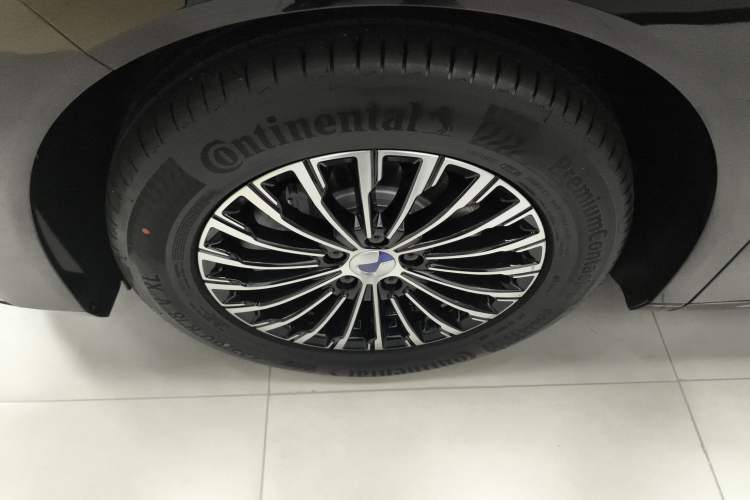 Used Denza D9 2024 DM-i 980 Four-Wheel Drive Prestige Model Left Front Wheel Hub