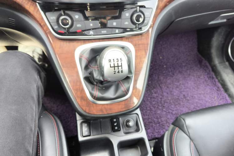 Used Haval H6 2015 Sport Edition 1.5T Manual Two-Wheel Drive Elite Model Gear Lever