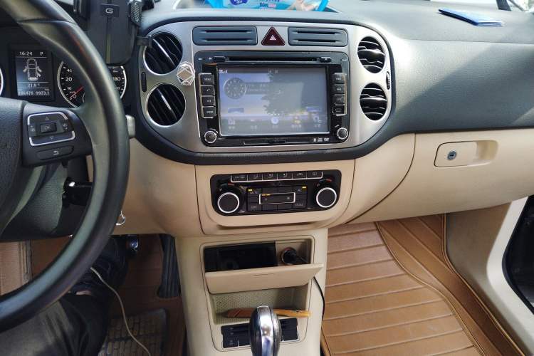 Used Volkswagen Tiguan 2012 1.8TSI Automatic All-Wheel Drive Fashion Edition Audio And AC Panel