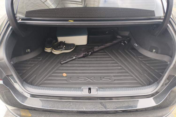 Used Lexus ES 2021 300h Deluxe Edition
