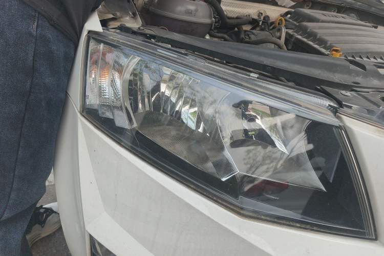 Used Skoda Octavia 2017 Classic Model 1.6L Automatic Standard Edition Right Front Headlight