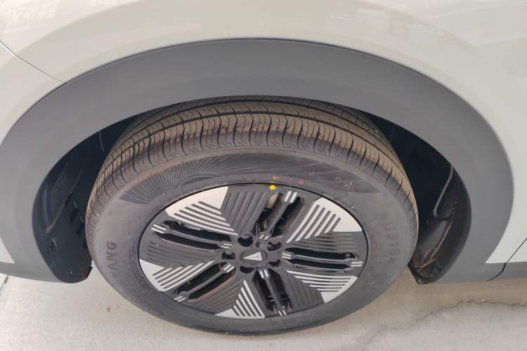 Used Deepal S05 2026 Model 520Max Pure Electric Edition Left Front Wheel Hub