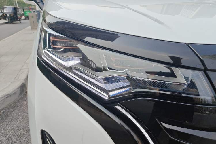 Used Denza D9 2022 DM-i 970 Four-Wheel Drive Flagship Model Right Front Headlight