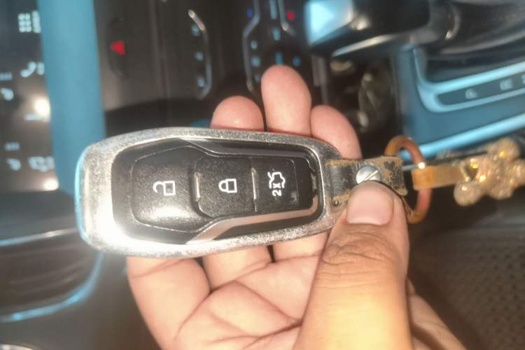 Used Ford Edge 2017 EcoBoost 245 Two-Wheel-Drive Sporty 7-Seater Vehicle Key