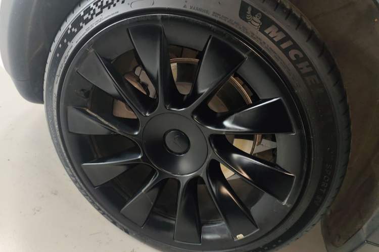 Used Tesla Model Y 2024 Long-Range All-Wheel-Drive Version
