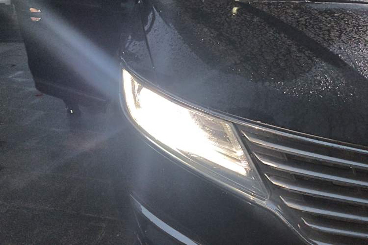 Used Lincoln MKC 2014 2.0T Two-Wheel Drive Deluxe Edition Right Front Headlight